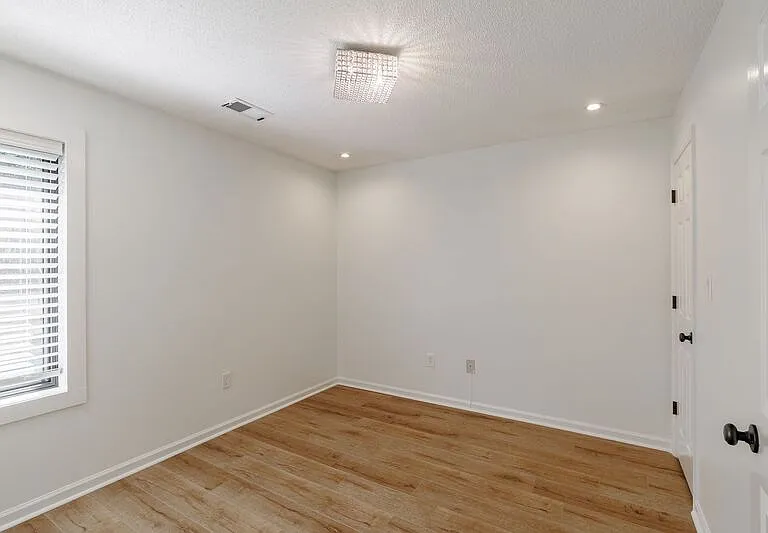 112 Lucy Ln — Photo 18