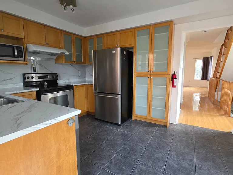 98 Birdstone Cres — Photo 3