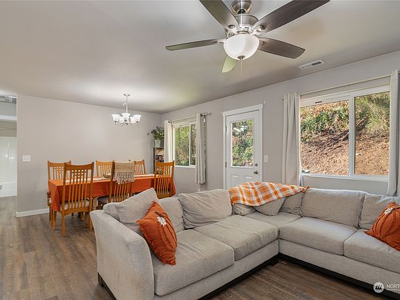 3rd image of 91 NE Burt Court