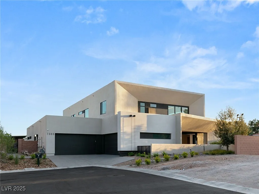6 bed, 7.5 bath, 6169 sqft, $30,000 — Photo 2