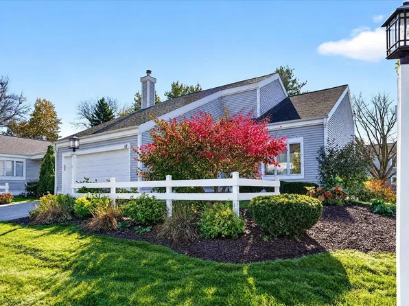 17 Oak Creek Trl, Madison, WI 53717
