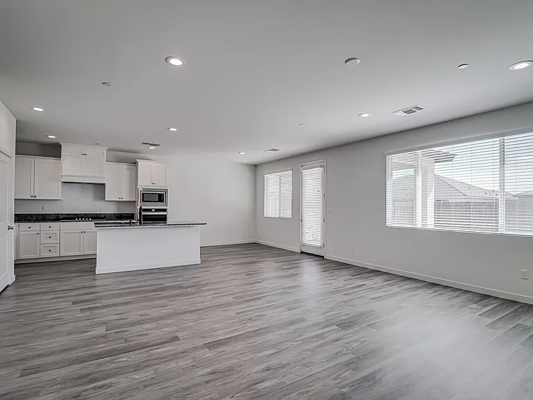 15017 Maryvale Ave — Photo 7