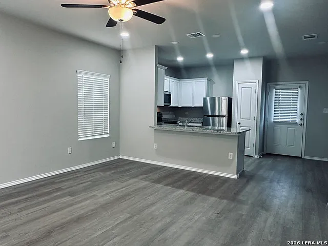 3 bed, 2.0 bath, 2522 sqft, $1,425 — Photo 3