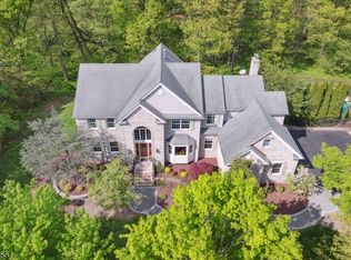 26 Horseshoe Dr, Hillsborough, NJ 08844