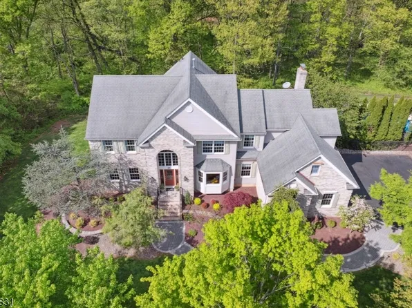26 Horseshoe Dr, Hillsborough Twp., NJ 08844