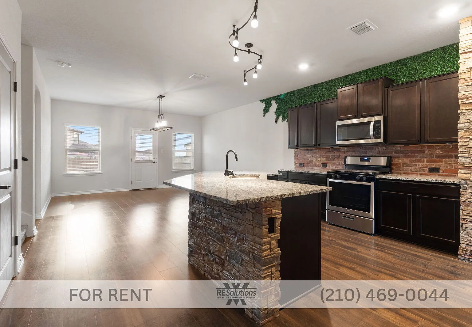 5 bed, 3.5 bath, 2680 sqft, $2,400 — Photo 2