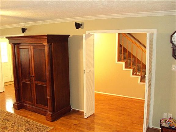 4th image of 607 Oak Harbor Dr