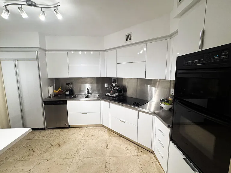 18911 Collins Ave #506 — Photo 28