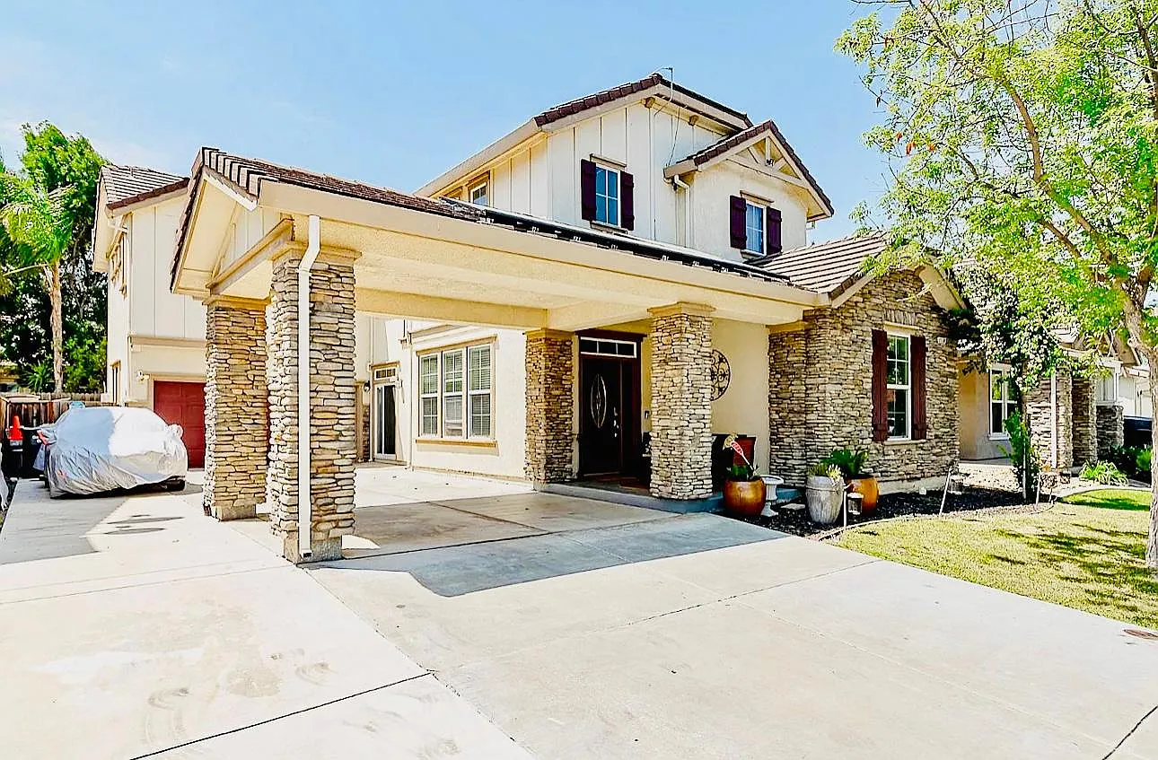 4 bed, 2516 sqft, $3,700 — Photo 1