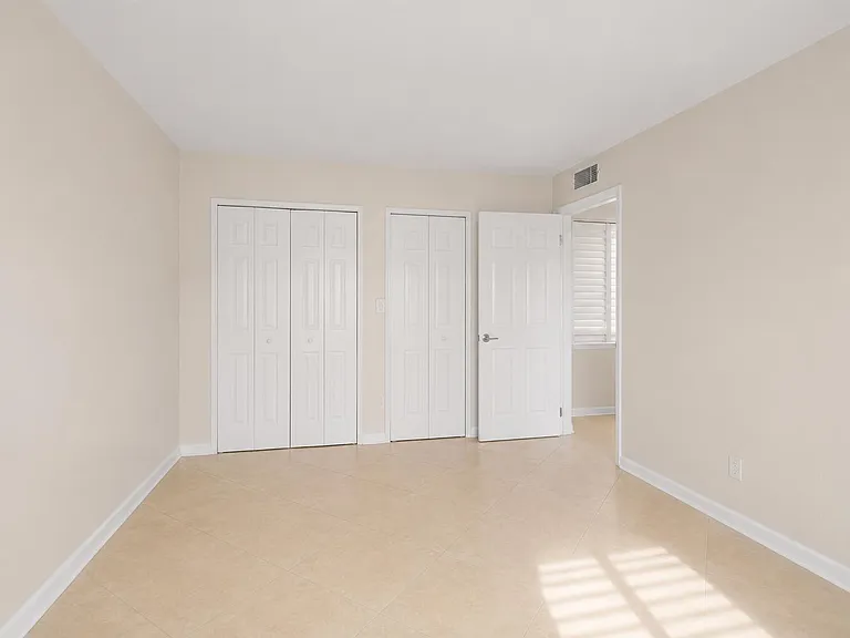 4528 SW 54th St #302-B — Photo 10