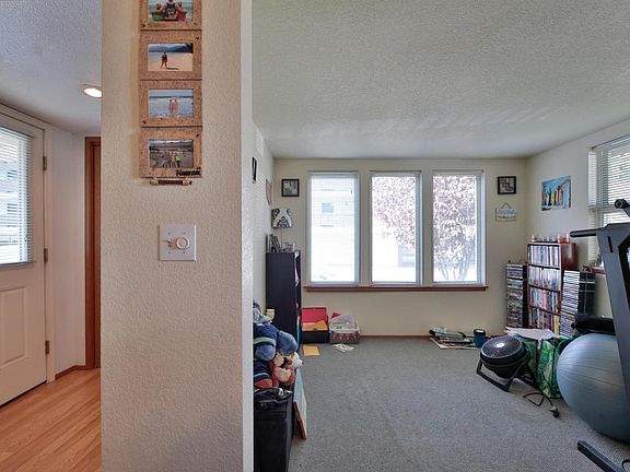 5th image of 217 W Commercial St