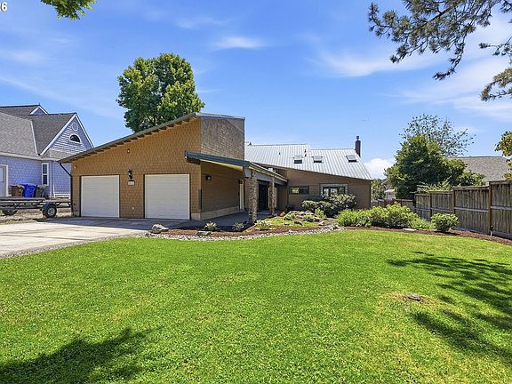 5th image of 20122 NE Interlachen Ln