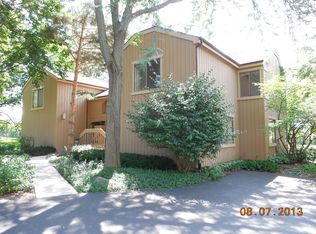208 Hickory Ln APT B, Lake Barrington, IL