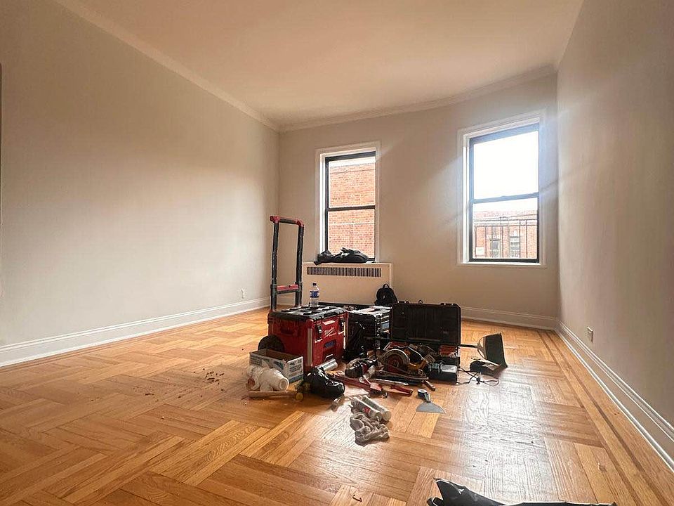 2nd image of 4580 Broadway APT 6C
