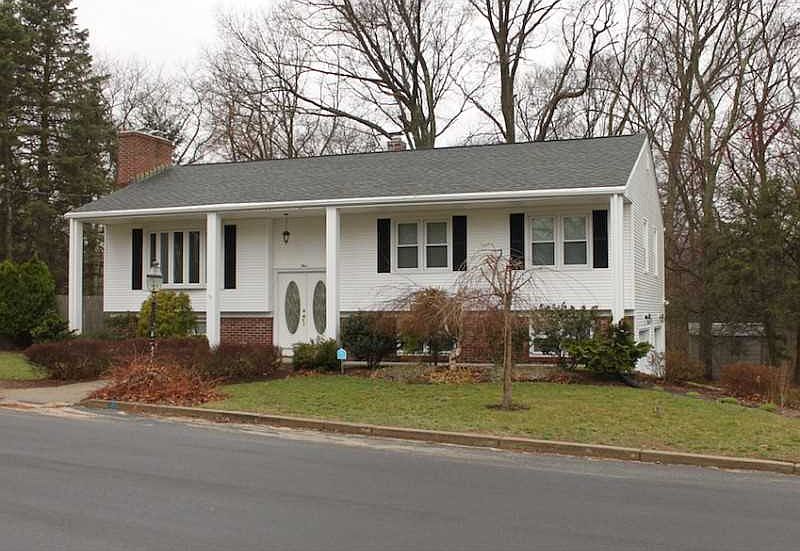 1st image of 4 Carriage Dr