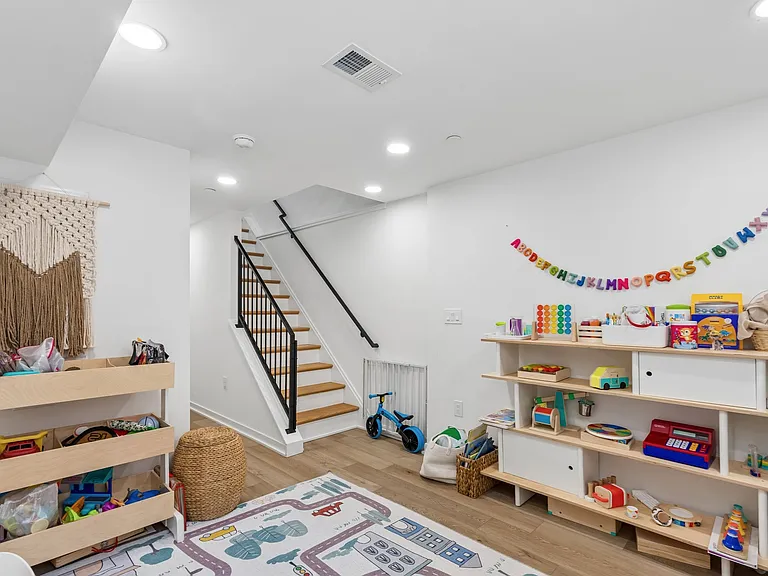 2231 Pemberton St — Photo 26