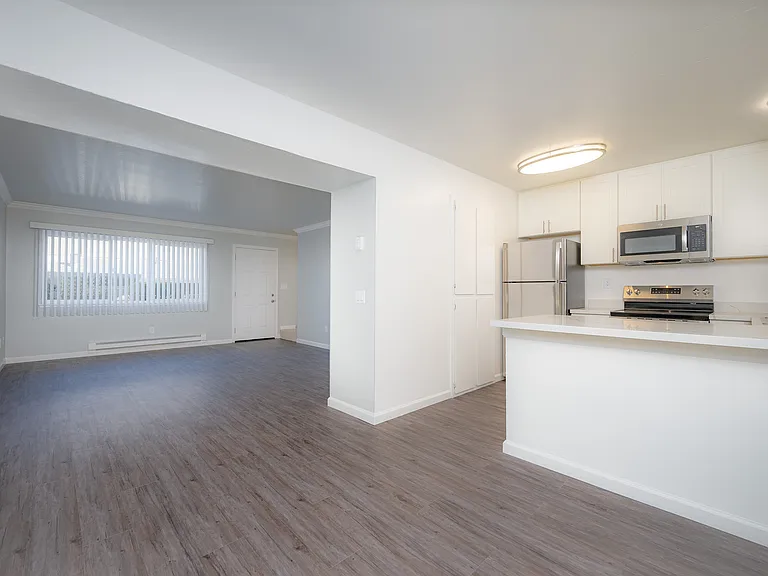 3040 Sunset UNIT#15 kitchen2 (1)