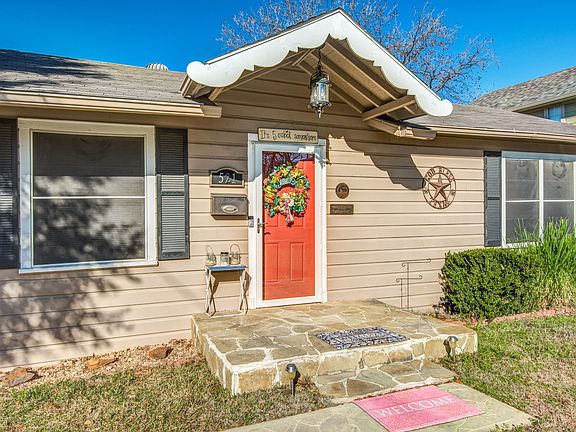 521-e-estill-st-grapevine-tx-High-Res-4.jpg