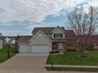 1038 Bluff Ln, Le Claire, IA 52753