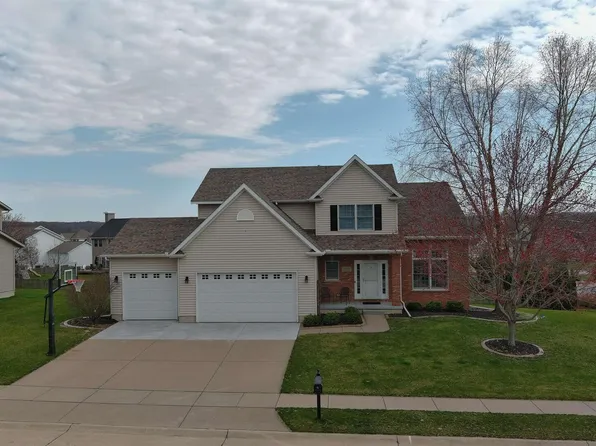 1038 Bluff Ln, Le Claire, IA 52753