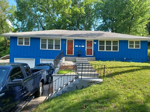 3827 E Gregory Blvd, Kansas City, MO 64132