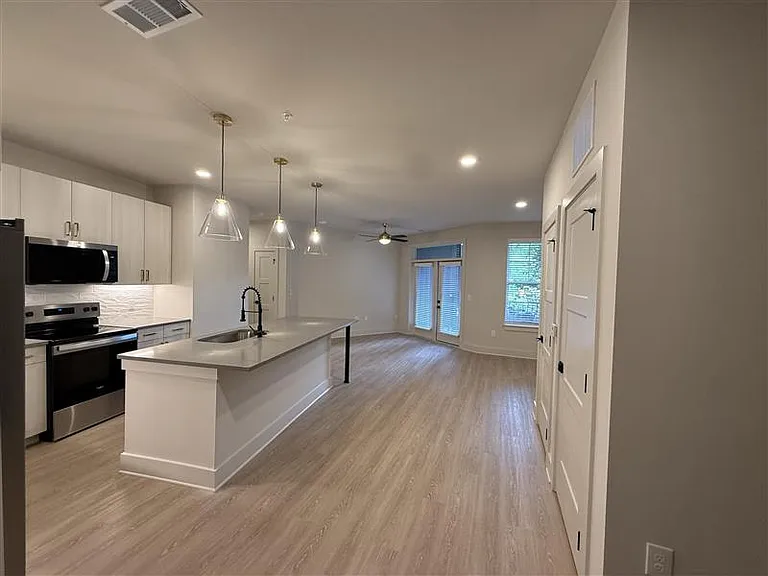 District on the Etowah Apartments — Photo 1034