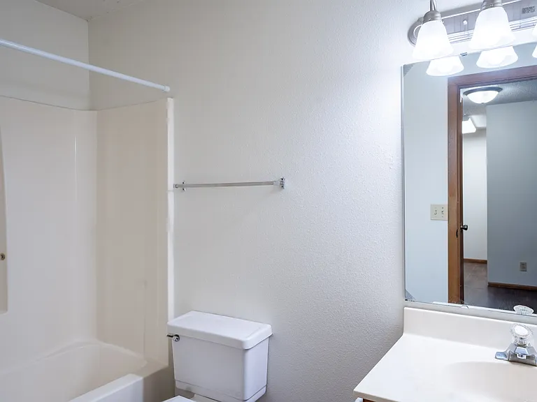 Fargo, ND Candlelight Apartments | 11B | Bathroom