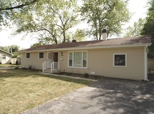 290 Arrowhead Trl, Carol Stream, IL 60188