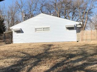 614 SE 33rd St, Topeka, KS 66605