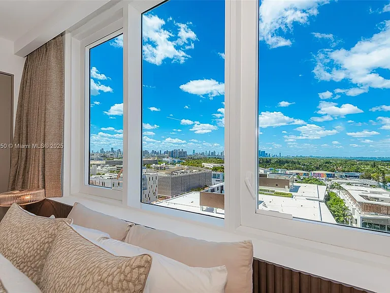 2301 Collins Ave #1527 — Photo 32