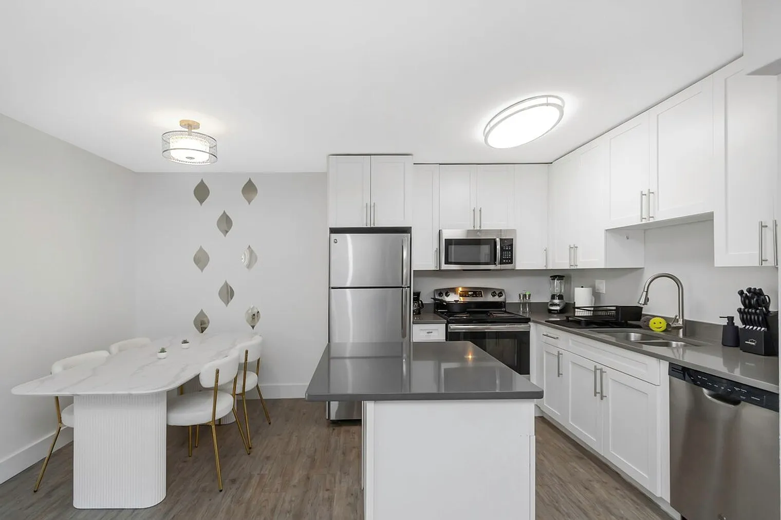 2 bed, 1.0 bath, $3,703 — Photo 3