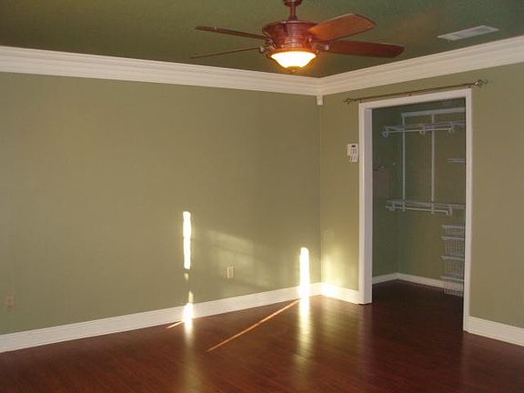 4th image of 941 E Lexington Ave
