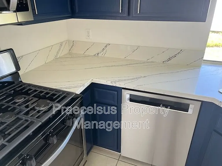 631 Hampshire Ln — Photo 10