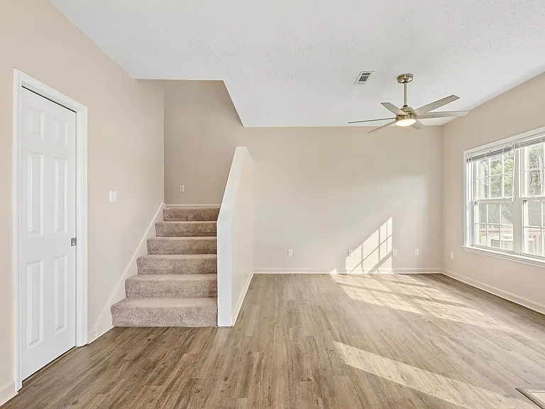 33 Courtyard Way — Photo 12
