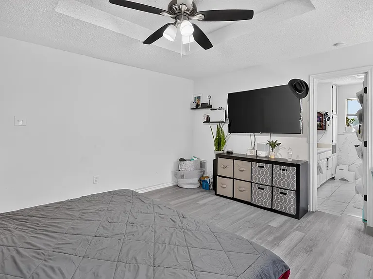 2324 Markland St — Photo 16