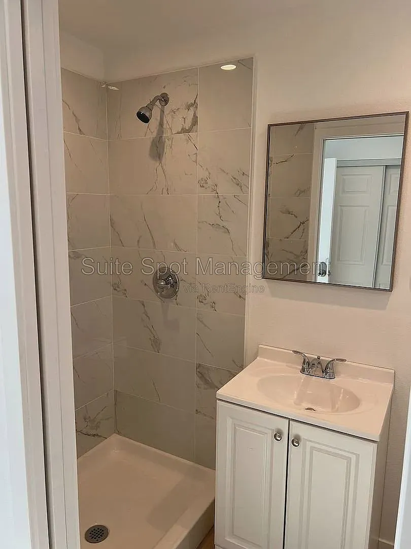 3 bed, 2.0 bath, 799 sqft, $4,150 — Photo 2