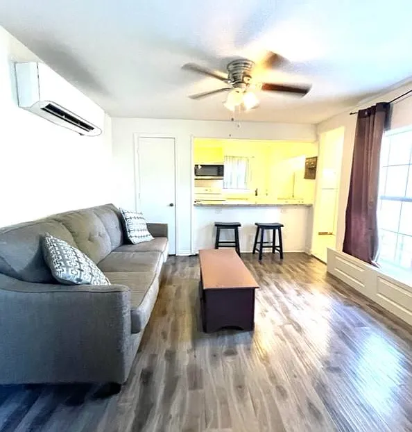 2 bed, 700 sqft, $1,650 — Photo 2