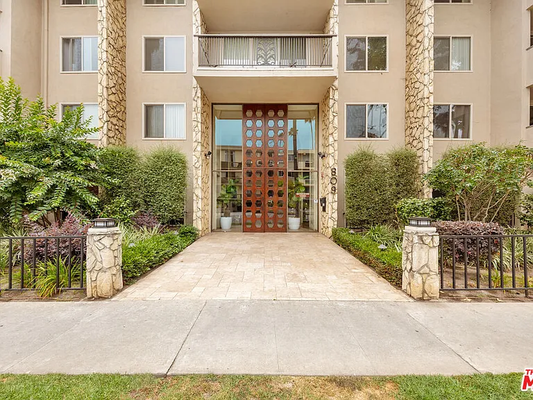 809 S Bundy Dr #205 — Photo 33