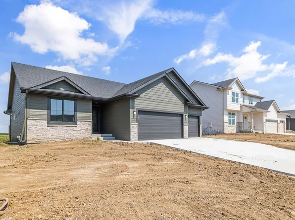 1015 Shady Lane Dr, Norwalk, IA 50211