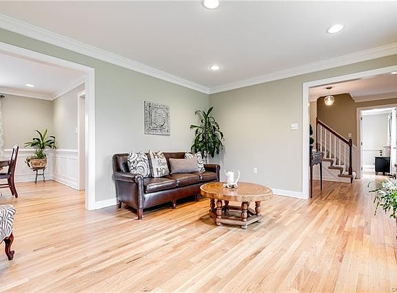 5th image of 1721 Glamorgan Ln