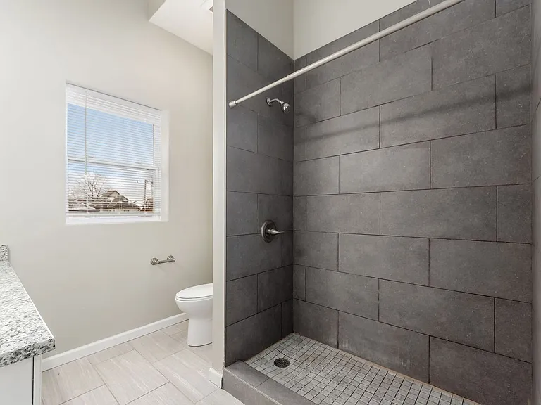 1363 Summit St — Photo 18