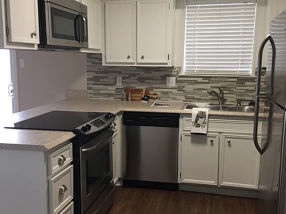 Kitchen with breakfast bar