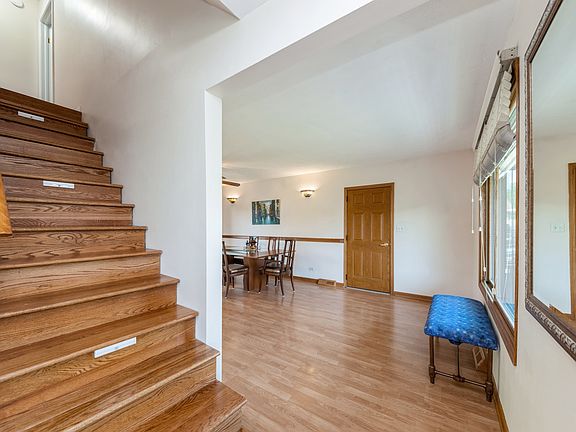 2nd image of 611 Lakeview Ct