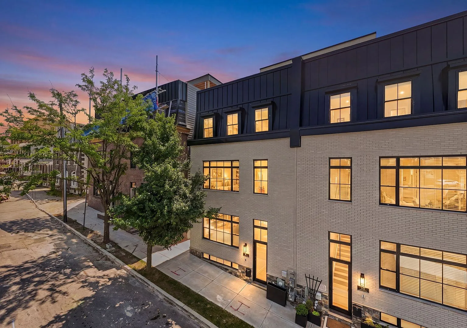 Luxury twin home in Philadelphia with rooftop entertaining — Photo 2