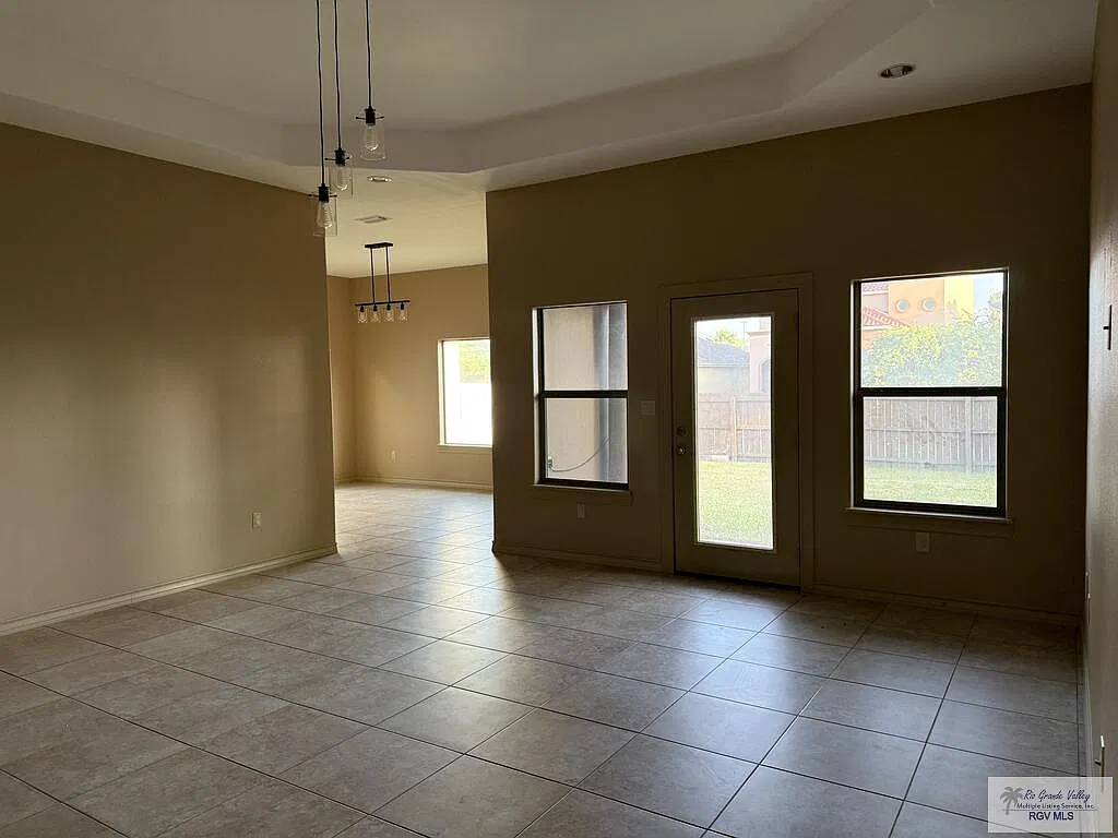 3 bed, 3.0 bath, 1797 sqft, $2,500 — Photo 2
