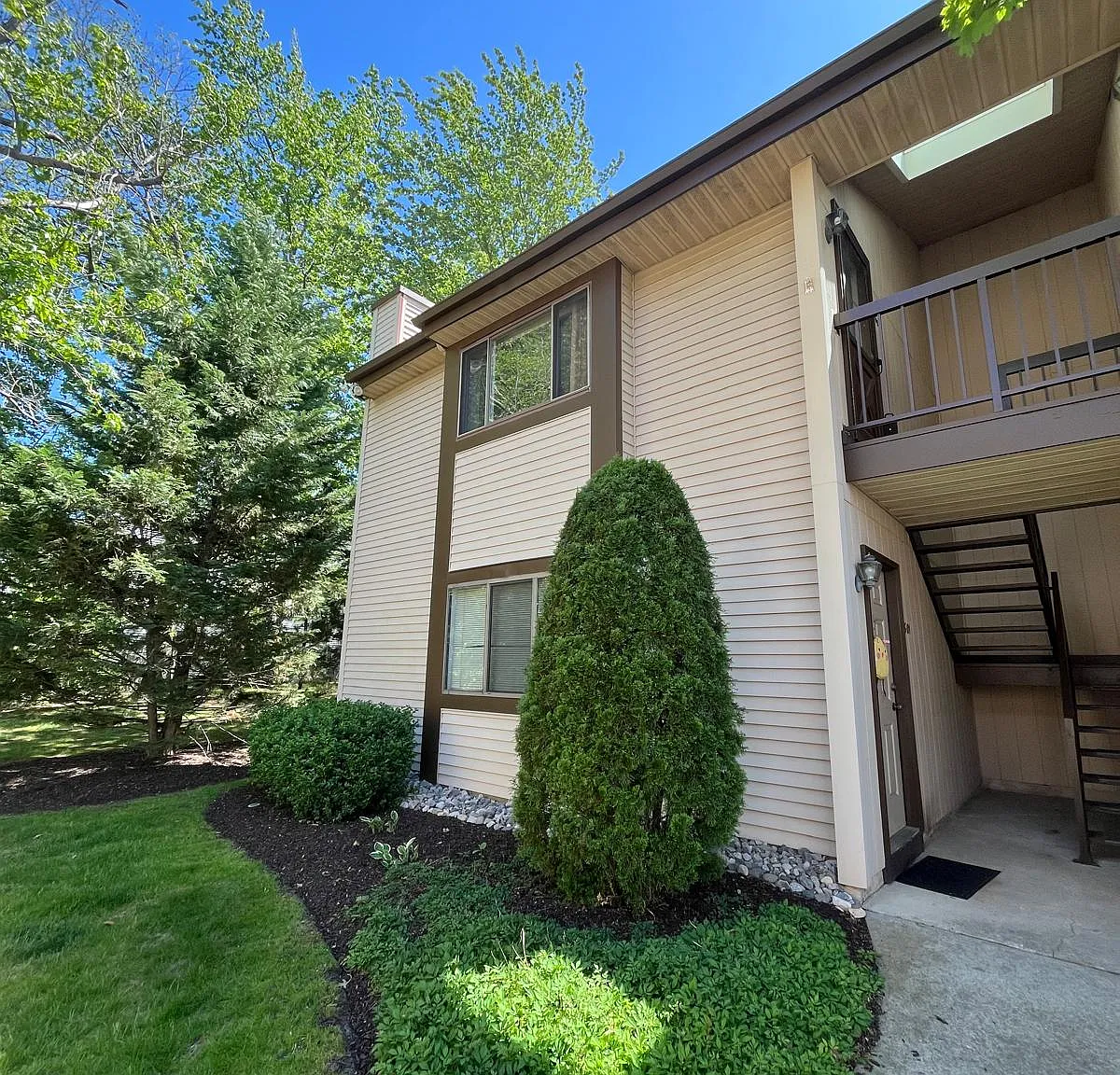 2 bed, 1112 sqft, $2,100 — Photo 1