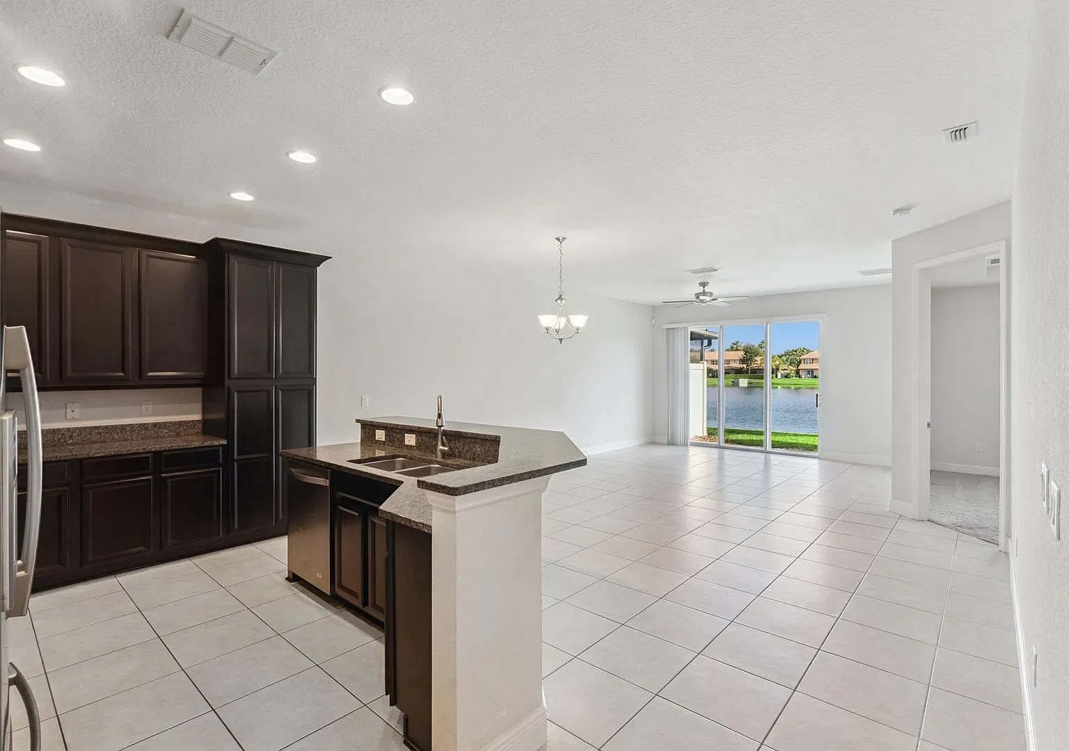Beatiful Townhome in Guard Gated Eagle Creek 4/3.5/2 — Photo 3