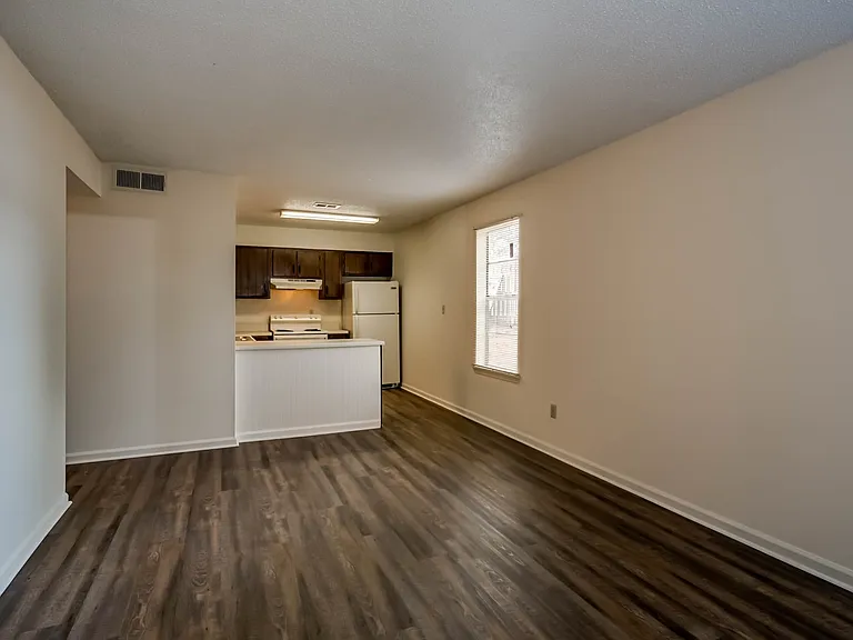 Essex Square Apartments — Photo 40