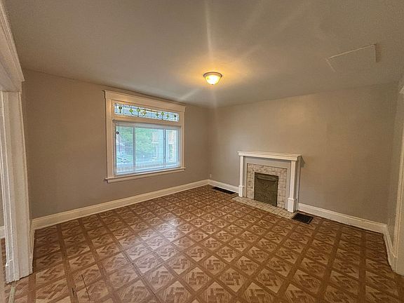 Big living room with a mantel ready for all your pictures!