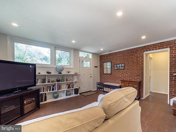 4th image of 3919 Denfeld Ave